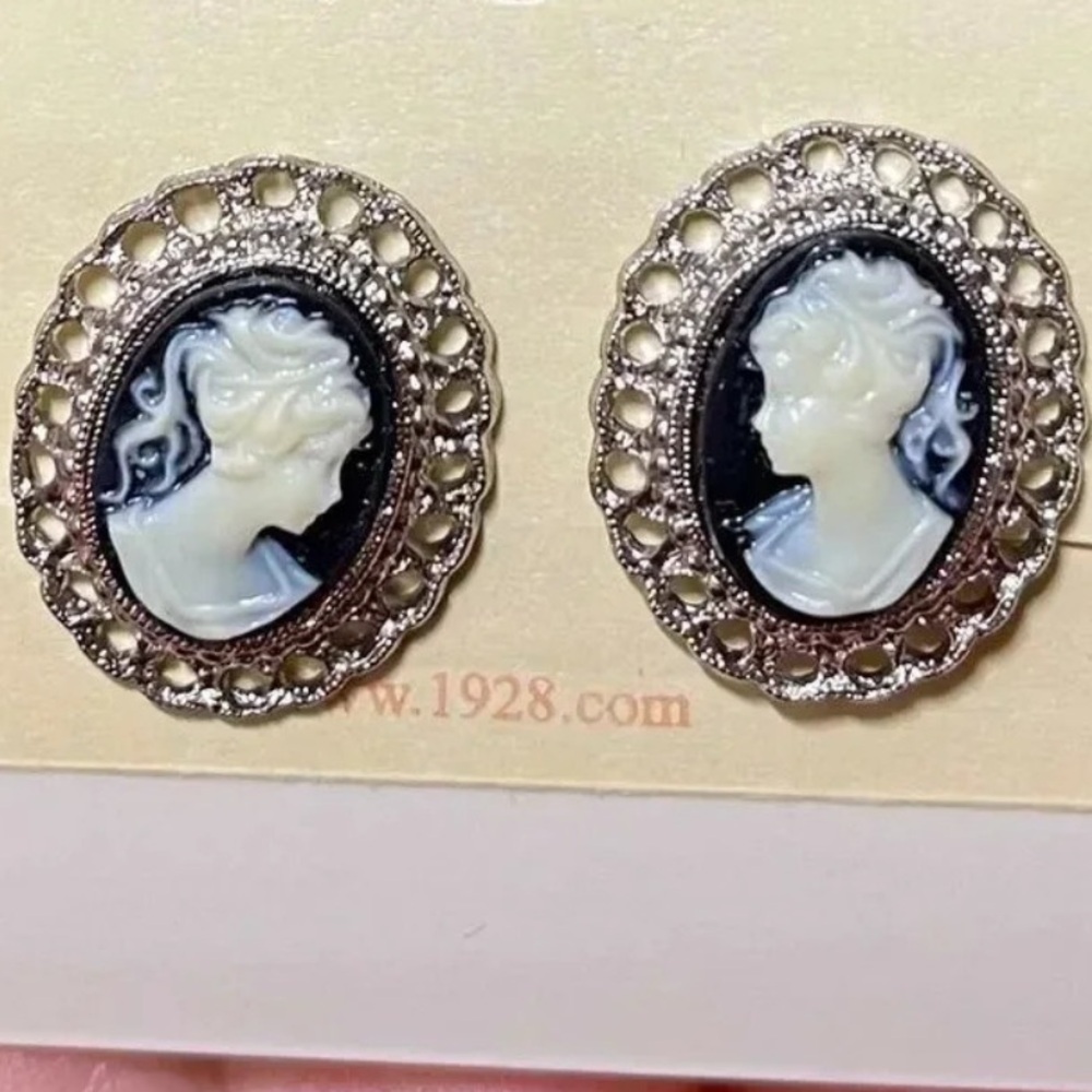 Vintage Cameo Oval Filigree Clip Button Earrings
